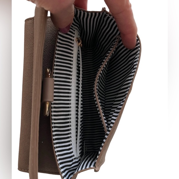 OMG! This is a beautiful bag for an evening out or concert. Jessica Moore - Picture 6 of 12